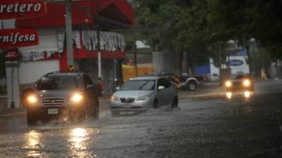 Fuertes lluvias azotan en San Pedro Sula.