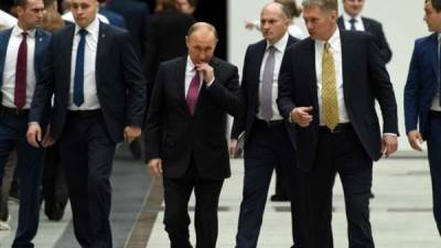 El presidente de Rusia, Vladimir Putin (izda.), y el portavoz presidencial ruso, Dmitri Peskov, Moscú, 15 de junio de 2017. (Foto: AFP)