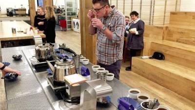 Christopher Hendon, del MIT, estudia la química y física del café.