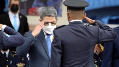 El presidente de Honduras, Juan Orlando Hernández (i), participa de los actos de conmemoración del Día del Policía Hondureño en Tegucigalpa, hoy, 9 de junio de 2021.