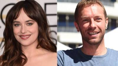 La actriz Dakota Johnson y el cantante Chris Martin.