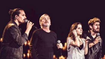 Ricardo Montaner cantó junto a sus hijos Ricardo Jr, Mauricio y Eva Luna.// Foto Univision