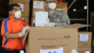 Sinager recibiendo el donativo por parte del Comando Sur para protegerse ante el coronavirus.