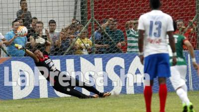 El portero de Marathón, Denovan Torres, le detuvo el penal al defensa del Olimpia, Walter García. Foto Neptalí Romero