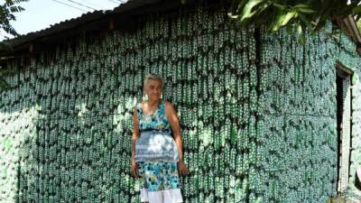 María Ponce, en su casa hecha de botellas de plástico en la comunidad rural de El Borbollón.