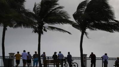 El huracán se debilitó ligeramente este lunes. AFP
