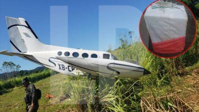 Afuera de esta avioneta quedó el paquete de mezcal con supuesta droga.