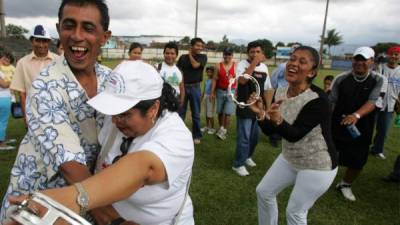 Fotografía sin fechar de un grupo de personas bailan en una fiesta polpular en San José (Costa Rica). EFE/Archivo