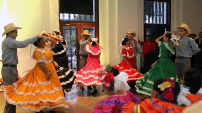El grupo artístico Zorzales hizo una presentación de baile tradicional en la Plaza de la Cultura.