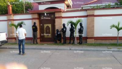 Los militares y policías llegaron a las viviendas esta mañana.