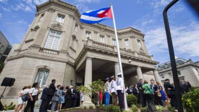 Vista de la bandera cubana que ondea en la embajada del país en Washington, Estados Unidos. EFE/Archivo