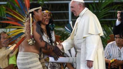 El papa Francisco fue recibido por indígenas ayer en Puerto Maldonado.