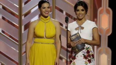 America Ferrera y, a la derecha, Eva Longoria durante la gala de los Globos de Oro.