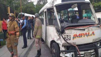 Así quedó una de las dos unidades de transporte público participante en el accidente.