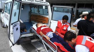 Foto referencial de una persona siendo auxiliada por voluntarios de la Cruz Roja.