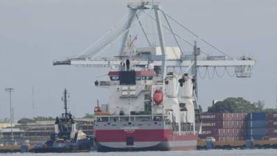 Después de una larga espera por fin llegó el barco con dos de los siete hospitales móviles.