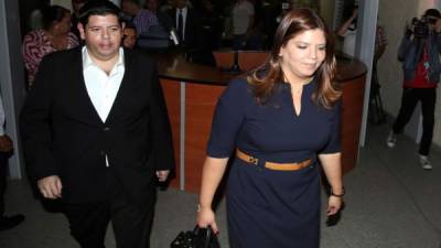 Julio Gutiérrez y su hermana Lena saliendo el lunes por la noche de la audiencia que fue suspendida.