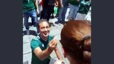 El aficionado mexicano José Saldívar al momento de pedirle matrimonio a su novia en el Ángel de la Independencia.