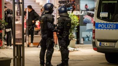 Policías se paran frente a una tienda que fue destruida durante los disturbios en Stuttgart, sur de Alemania. Foto AFP