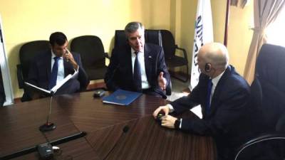 Fotografía del Ministerio Público muestra a Gil Kerlikowske, comisionado de Aduanas y Protección Fronteriza de los Estados Unidos de América (EUA), reunido con Óscar Fernando Chinchilla, Fiscal General de Honduras.