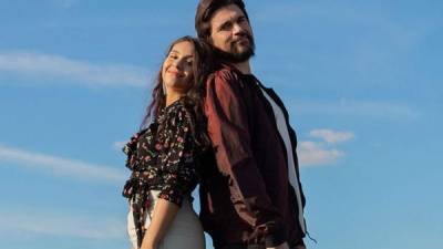 Alessia Cara y Juanes en el video de 'Querer mejor'.