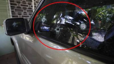 Varias balas perforaron la puerta y la ventada del vehículo.