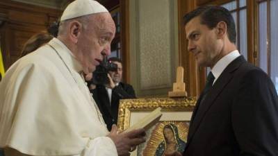 El Papa Francisco dialogando con el presidente de México, Enrique Peña Nieto.