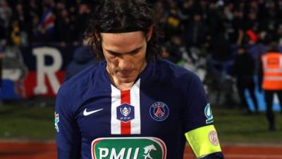 El Edinson Cavani del Paris Saint Germain celebra con los fanáticos después de la ronda de 32 partidos de fútbol de la Copa de Francia entre Linas-Montlhery y Paris Saint-Germain, en Bondoufle, cerca de París, Francia, el 05 de enero de 2020.