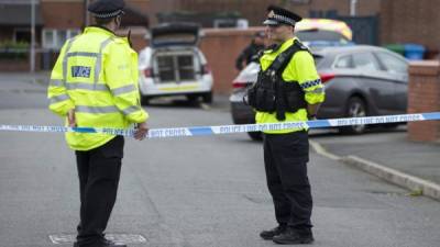 Los agentes de policía guardan la entrada a una calle en el área del lado del musgo de Manchester hoy 28 de mayo de 2017. AFP