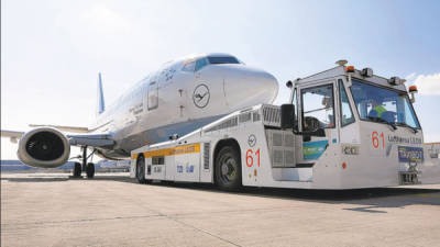 El TaxiBot de Lufthansa ahorraría combustible al permitir que los aviones seretiren de las puertas de embarque sin usar sus motores.