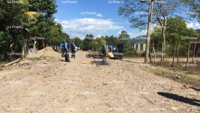 Los cuerpos de los fallecidos quedaron tirados en la calle.