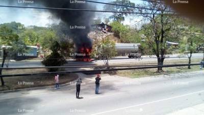 Rastra consumida por el fuego durante protestas en la zona norte del país.