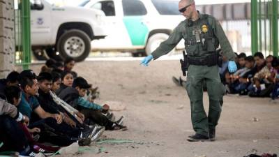 La masiva llegada de inmigrantes a la frontera sur de EEUU desborda a la Patrulla Fronteriza.
