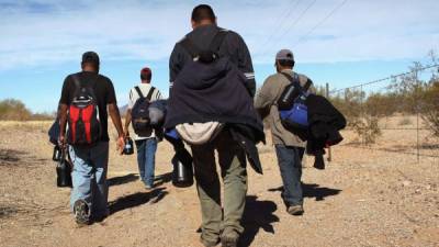 Los indocumentados se enfrentan a la muerte al cruzar el desierto de Arizona durante el verano, cuando las temperaturas superan los 100 grados fahrenheit.