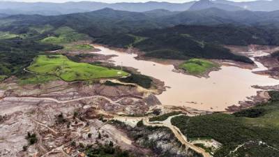 Una vista aérea de los vestigios de Bento Rodrigues, con el agua de la presa aún demasiado cerca de lo que fue el pueblo.