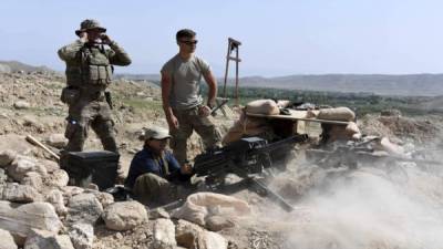 Soldados estadounidenses toman posición durante una operación contra el Estado Islámico, en el sureste de Afganistán, el 11 de abril de 2017. EFE