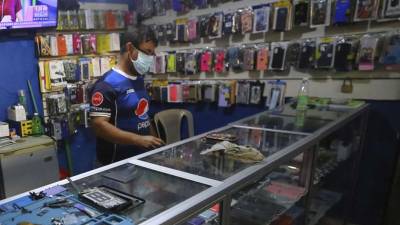 Los pequeños negocios de accesorios y reparación de celulares han crecido en SPS. Foto: Melvin Cubas.