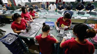 La flexibilidad para ajustar el empleo a la demanda es una ventaja de China. En la foto, operarios de una planta de Foxconn en Wuhan, provincia de Hubei.