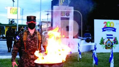 La vigilia de la Bandera e incineración de las que están en mal estado se realizó ayer. Foto: Yoseph Amaya