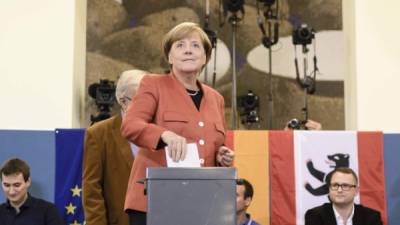 La canciller alemana Angela Merkel emitió su voto en una mesa de votación en Berlín. EFE