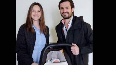 Los principes Carlos Felipe y Sofía de Suecia al salir del hospital con el pequeño Alexander Erik Hubertus Bertil.