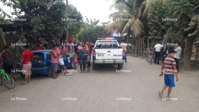 Vecinos del sector llegaron al lugar del asesinato.