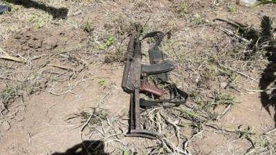 A un costado de esta arma quedó el cuerpo de uno de los dos muertos este día en El Rosario, Olancho.