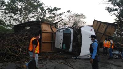 Los cañeros volcaron en la carretera hacia Santa Rita. Una persona resultó herida y fue llevada a un hospital.