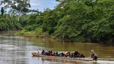 Un total de 1,516 haitianos, cubanos y otros de África o Asia se amontonan en este campamento. Fotos: AFP