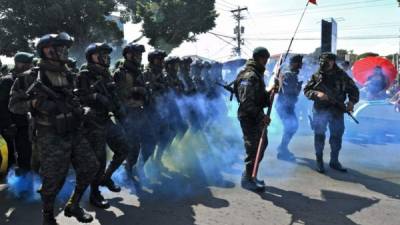 En el desfile participaron miembros de la Fuerza Aérea, Ejército, Naval y Policía Militar. Foto AFP.