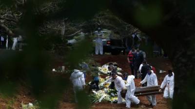 Un ataúd está enterrado en el cementerio en Sao Paulo, Brasil. Foto AFP