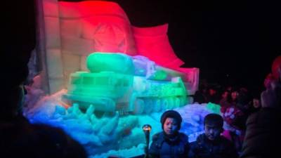 'La escultura de hielo evoca el episodio de noviembre que suscitó un enorme entusiasmo entre decenas de millones de soldados y civiles'. AFP