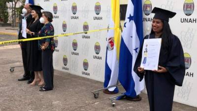 Los graduandos se mostraron alegres posando con su título pese a ser una entrega atípica por la pandemia.