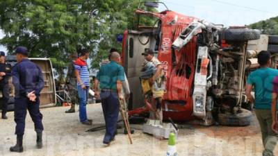 .La cabina de la unidad de bomberos quedó destruida por el choque.